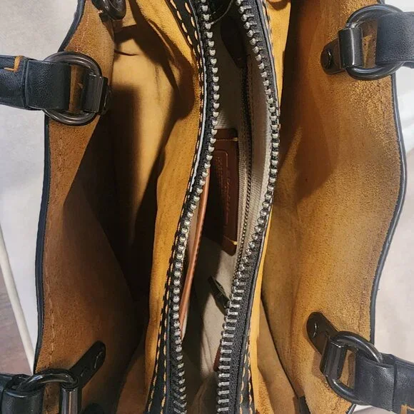 Coach - Picture 5 of 9